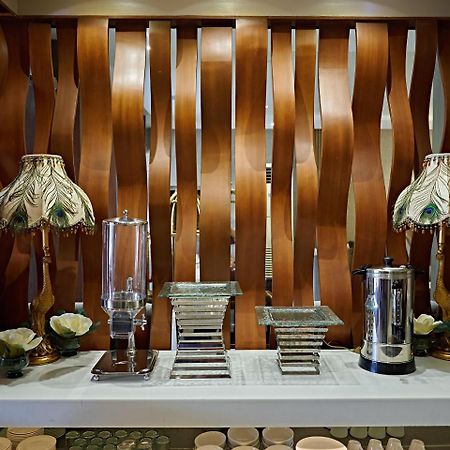 J7 Hotel Илойло Сити Екстериор снимка
