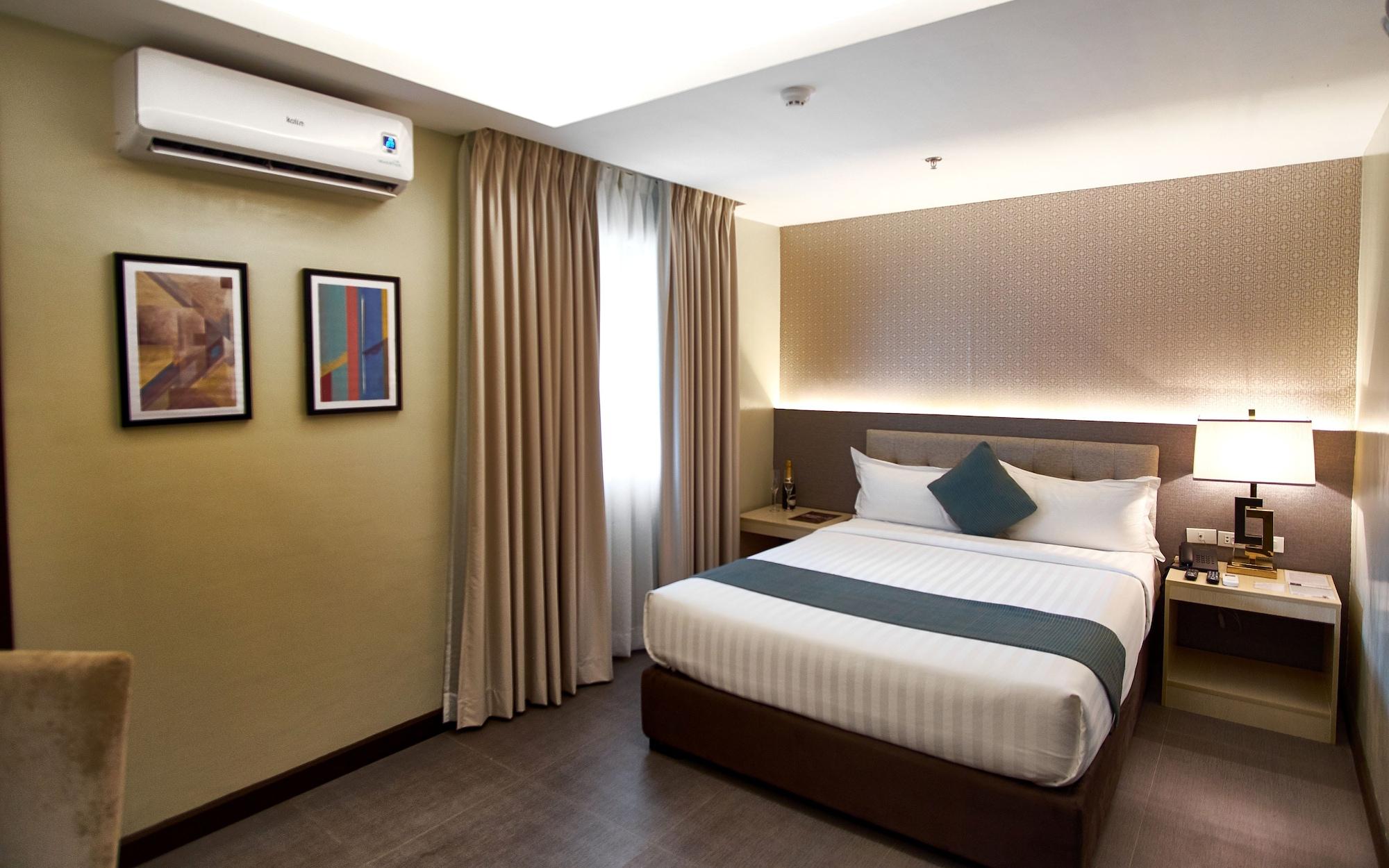 J7 Hotel Илойло Сити Екстериор снимка
