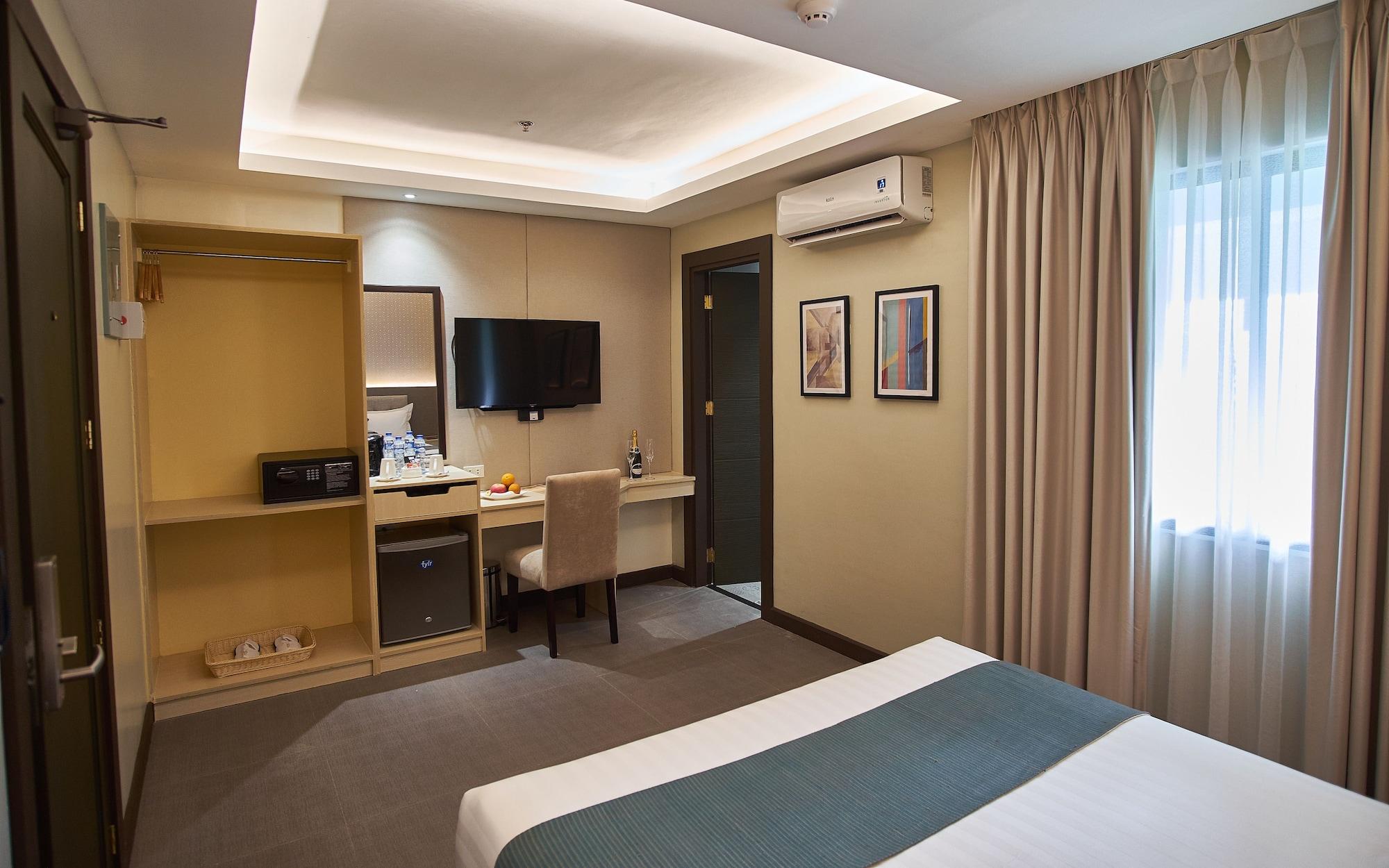 J7 Hotel Илойло Сити Екстериор снимка