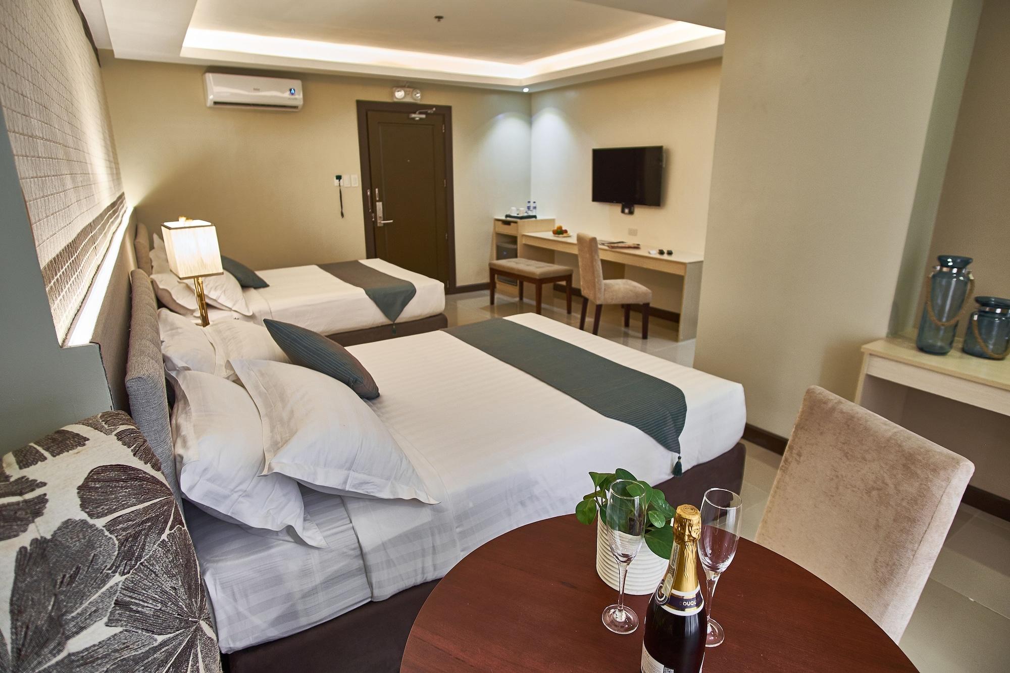 J7 Hotel Илойло Сити Екстериор снимка