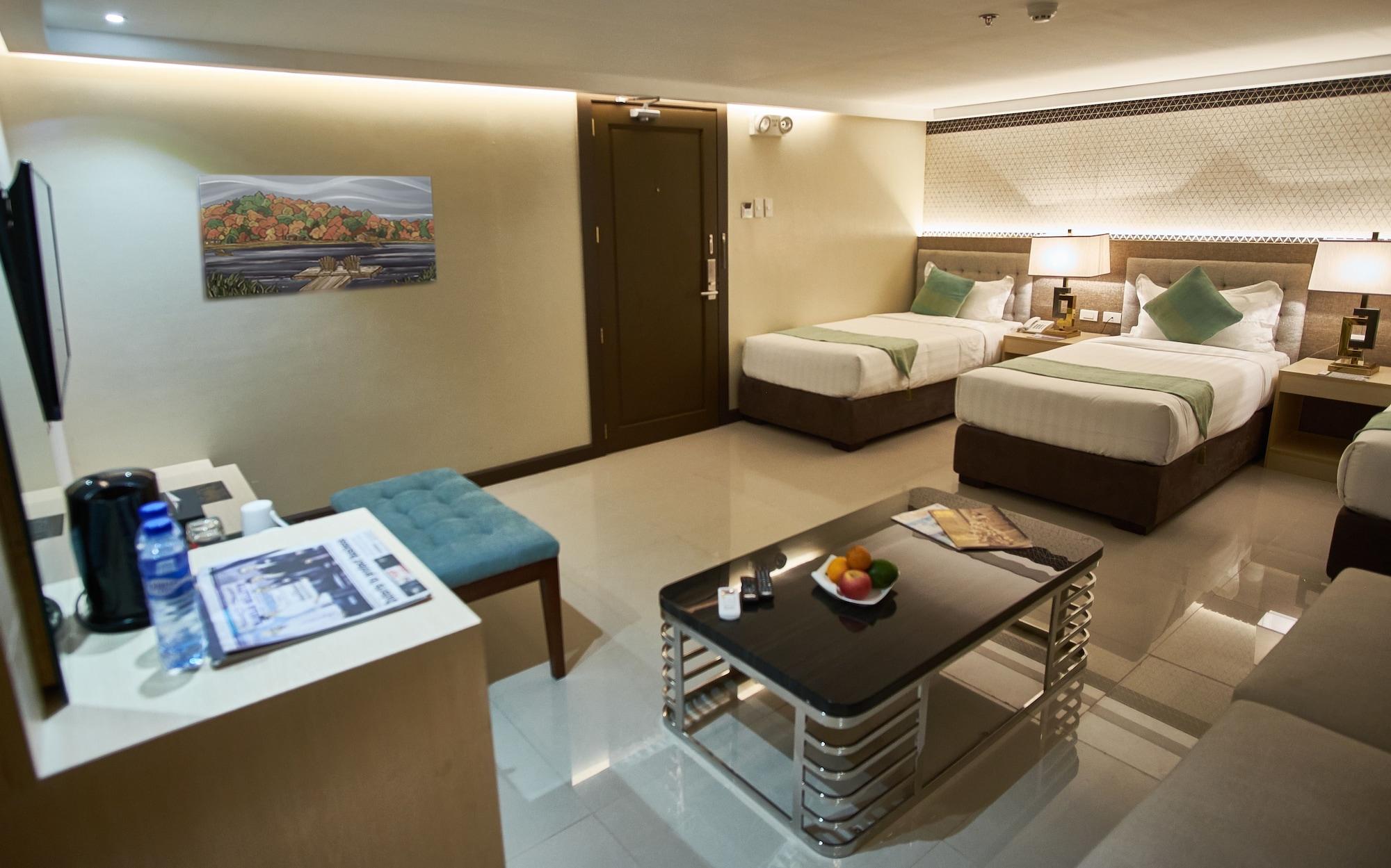 J7 Hotel Илойло Сити Екстериор снимка