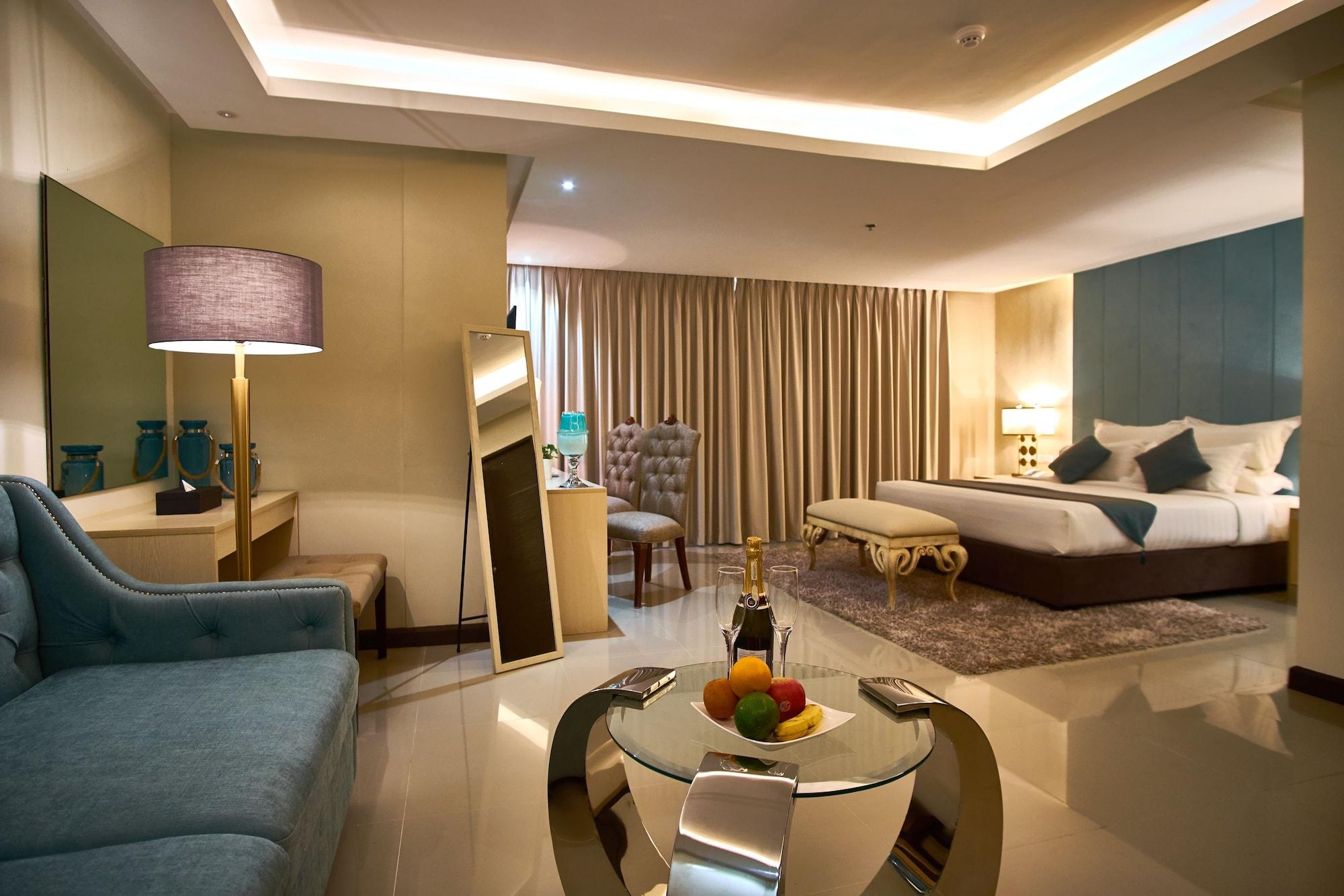 J7 Hotel Илойло Сити Екстериор снимка