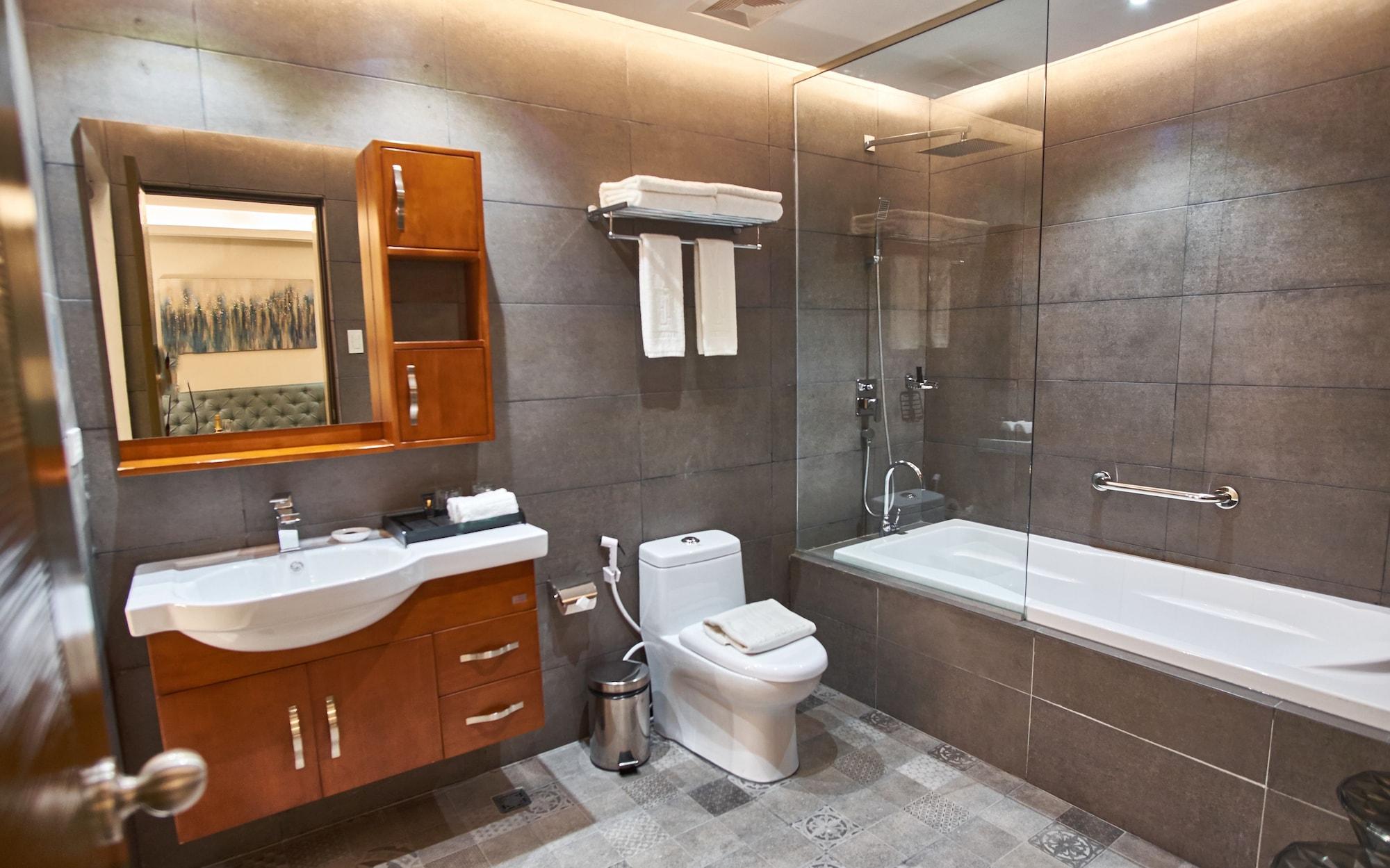 J7 Hotel Илойло Сити Екстериор снимка