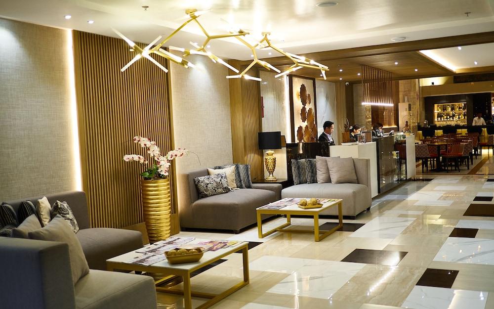 J7 Hotel Илойло Сити Екстериор снимка