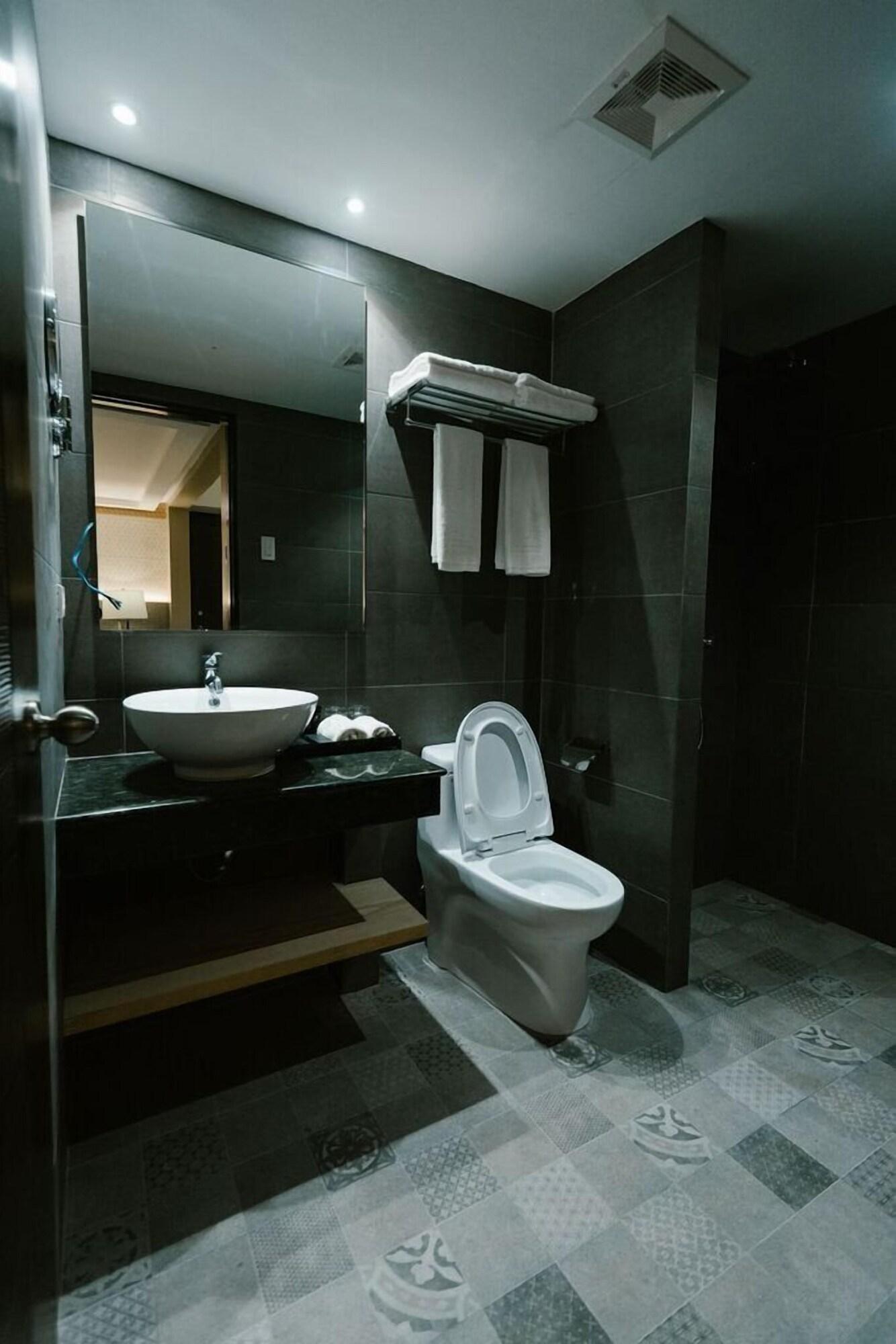 J7 Hotel Илойло Сити Екстериор снимка