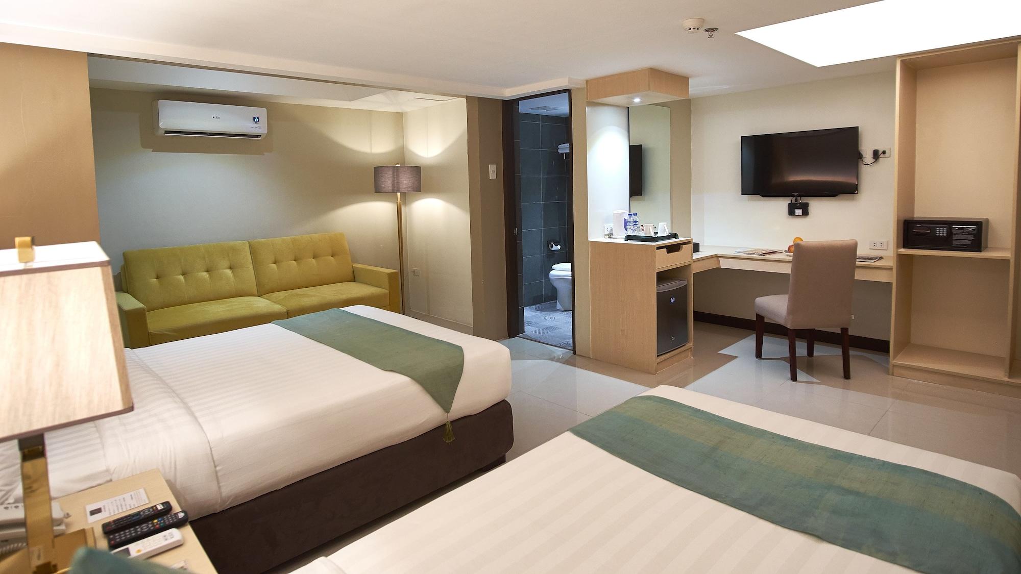 J7 Hotel Илойло Сити Екстериор снимка