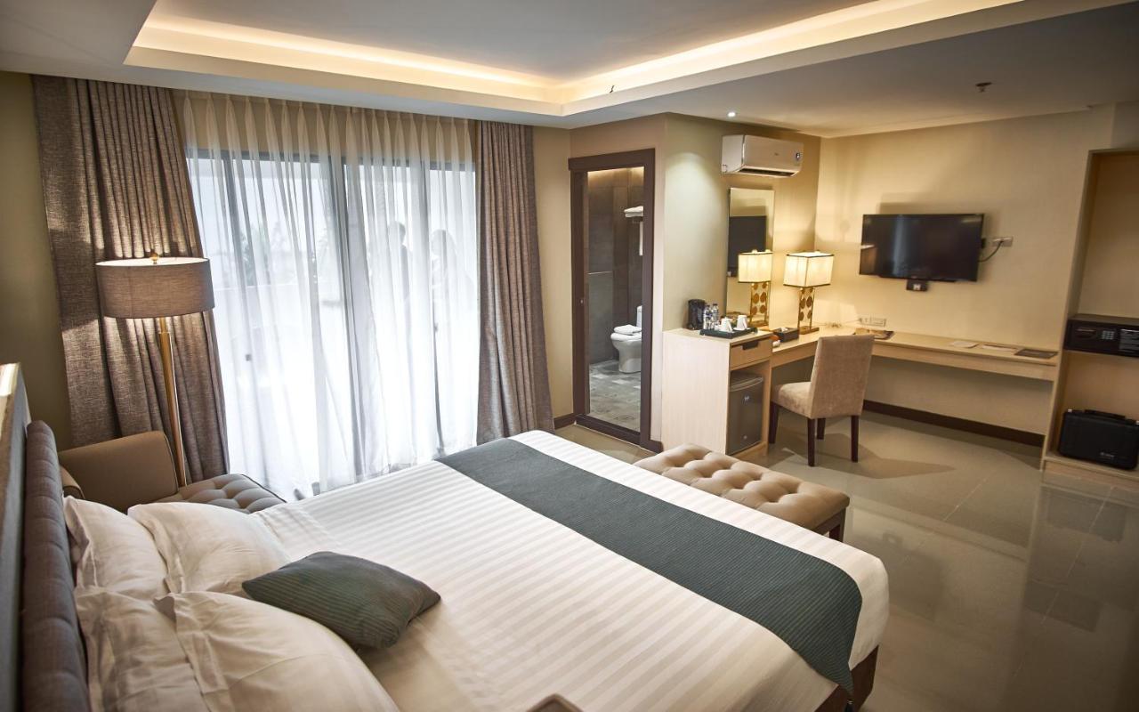 J7 Hotel Илойло Сити Екстериор снимка