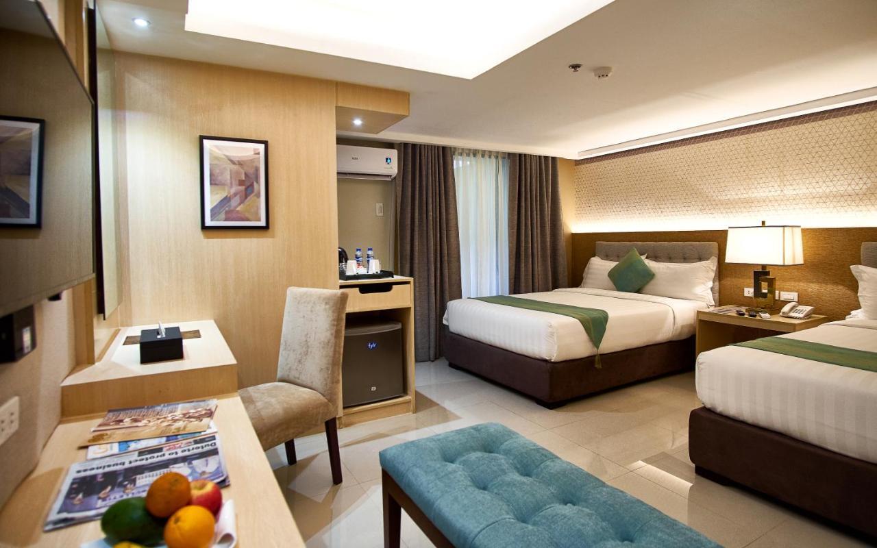 J7 Hotel Илойло Сити Екстериор снимка