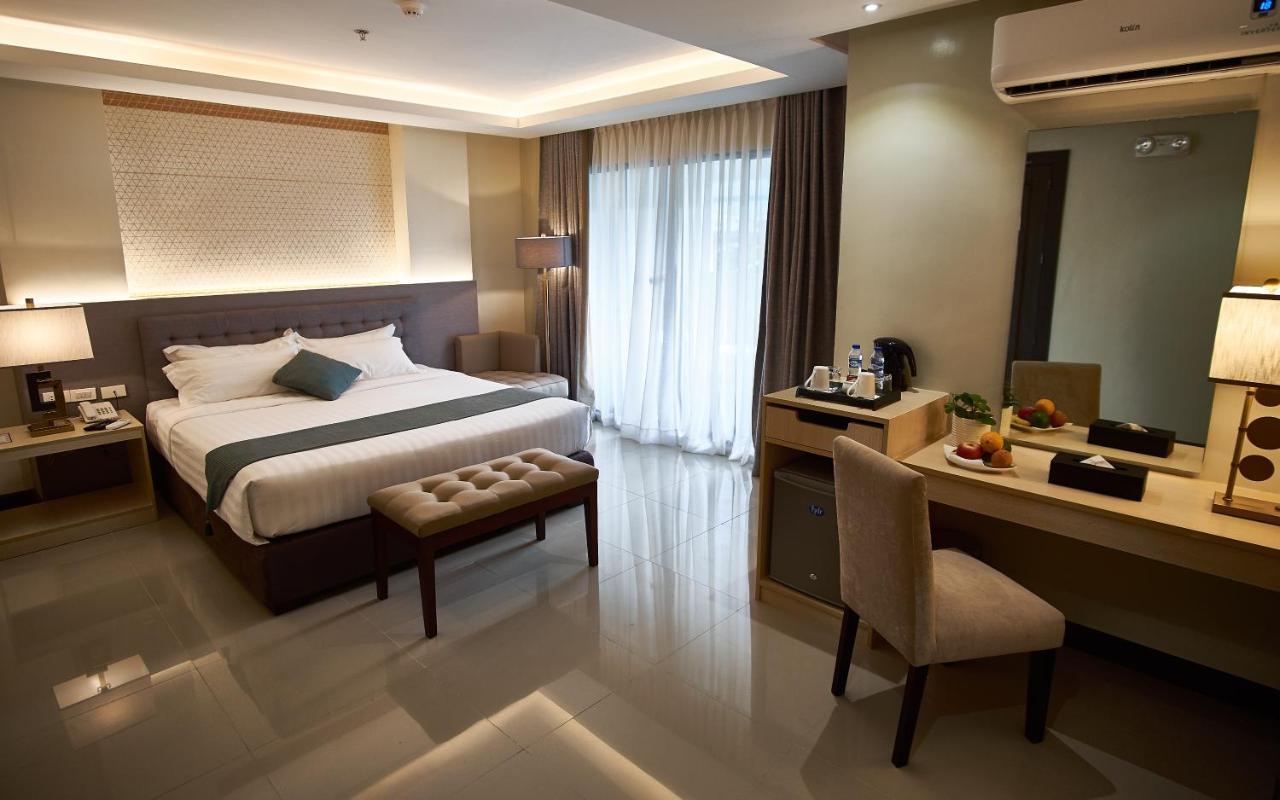 J7 Hotel Илойло Сити Екстериор снимка