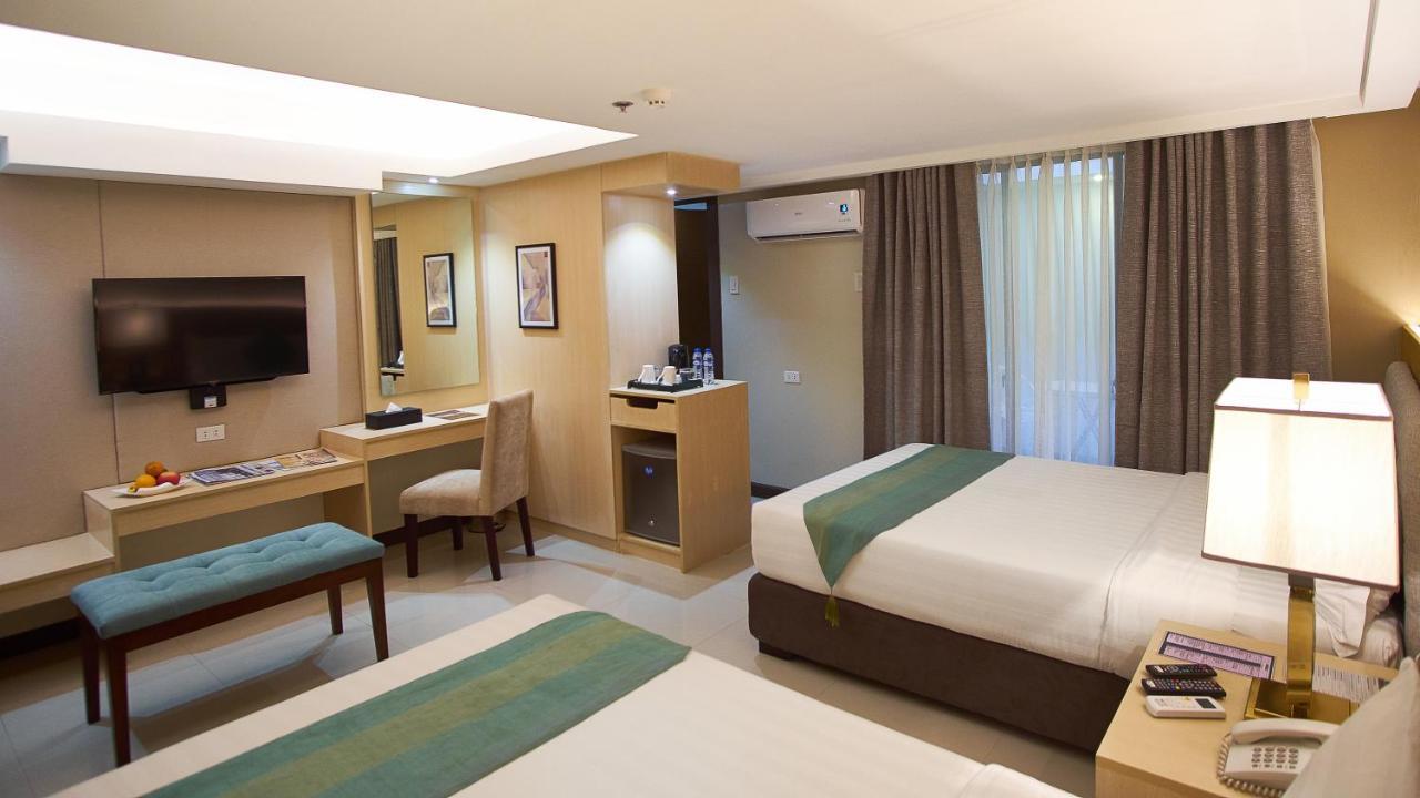 J7 Hotel Илойло Сити Екстериор снимка