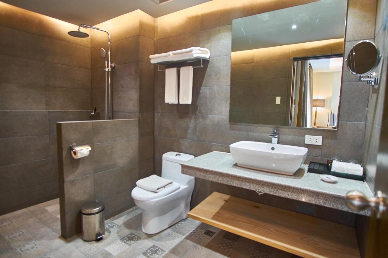 J7 Hotel Илойло Сити Екстериор снимка