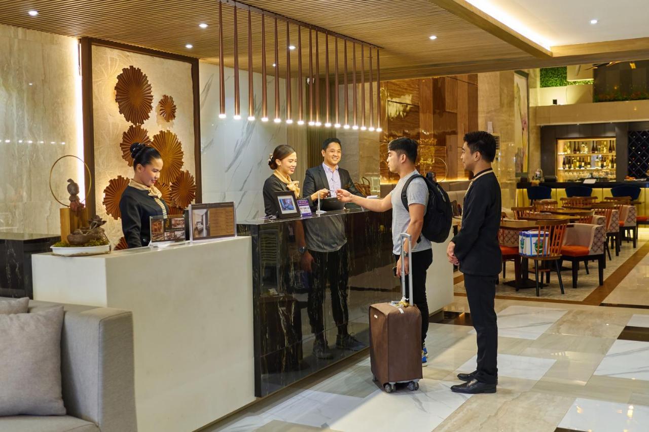 J7 Hotel Илойло Сити Екстериор снимка