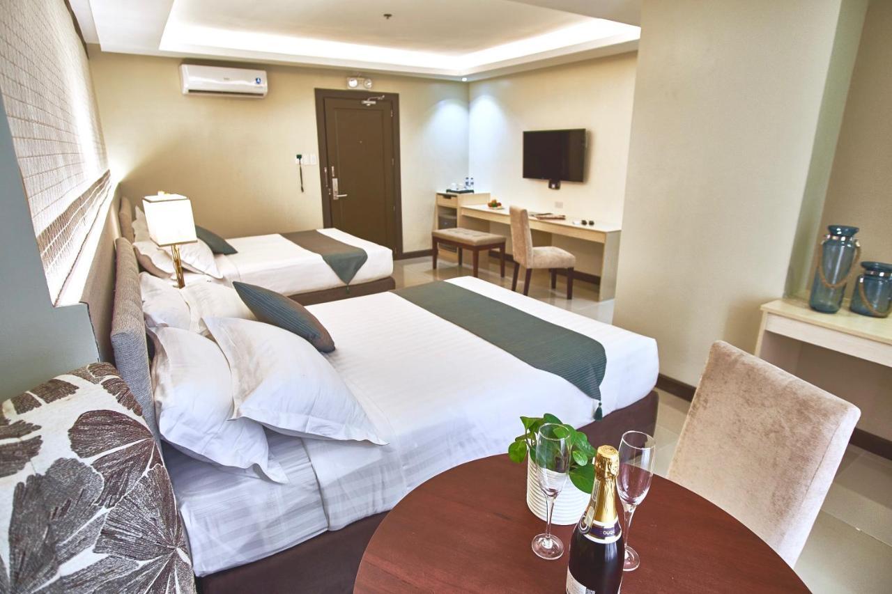 J7 Hotel Илойло Сити Екстериор снимка