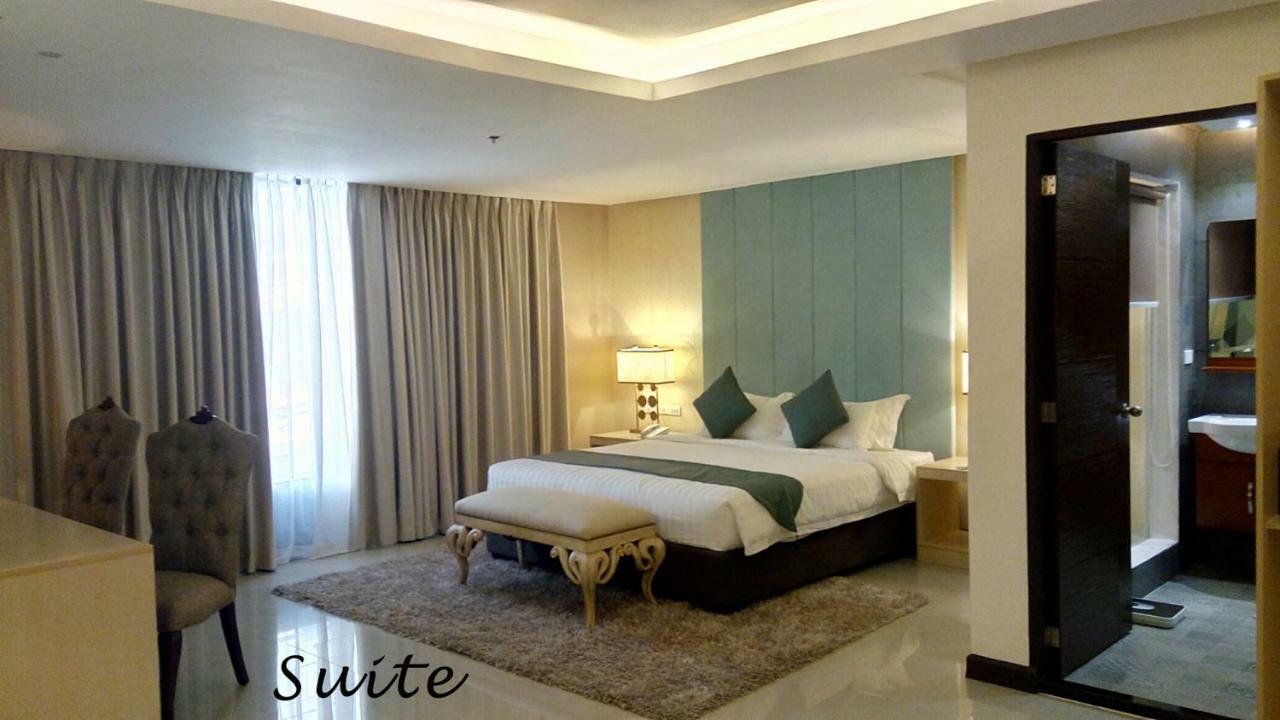 J7 Hotel Илойло Сити Екстериор снимка