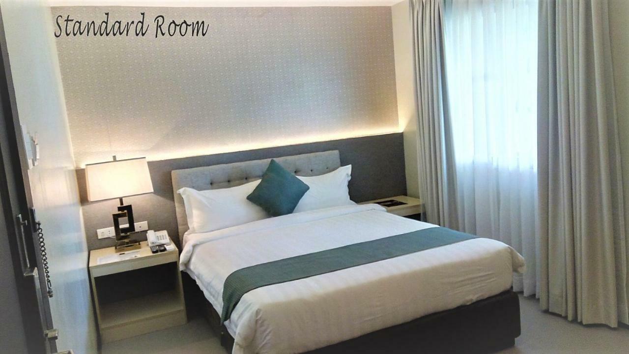 J7 Hotel Илойло Сити Екстериор снимка