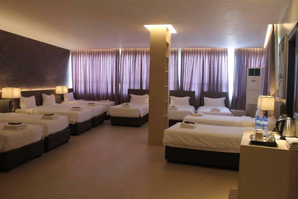 J7 Hotel Илойло Сити Екстериор снимка